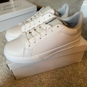 NEVER WORN White Tab Court Sneaker